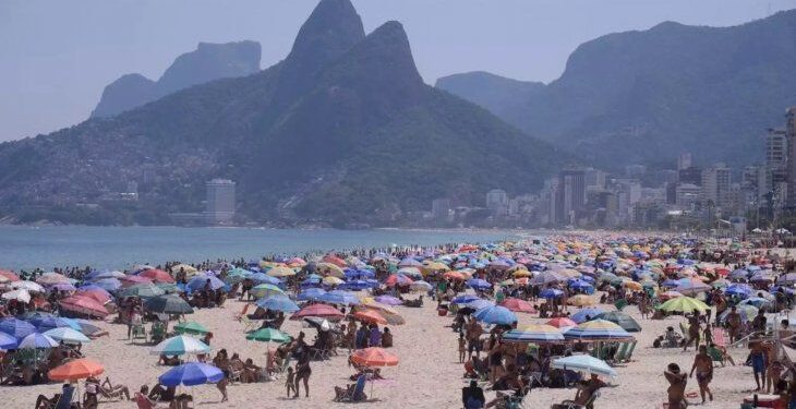 CORONAVIRUS: LAS PLAYAS DE BRASIL SE COLMAN DE GENTE MIENTRAS EL PAÍS ROZA LOS 142.000 MUERTOS