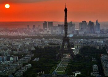 FRANCIA SUPERÓ OTRA VEZ LOS 13 MIL CASOS DE COVID-19: PARÍS Y DIEZ CIUDADES ENTRAN EN «ALERTA REFORZADA»