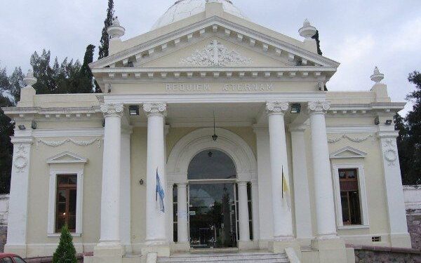 EN CAPITAL, LOS CEMENTERIOS ESTÁN ABIERTOS PARA EVITAR LA AGLOMERACIÓN EL DÍA DOMINGO