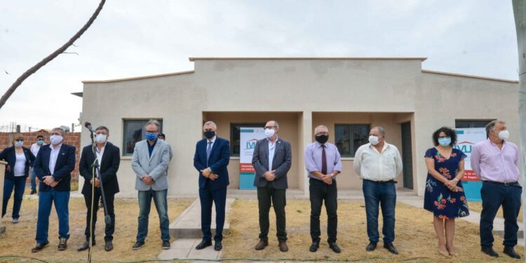 EL GOBIERNO ENTREGÓ VIVIENDAS A FAMILIARES DE TRABAJADORES FALLECIDOS DEL INGENIO LA ESPERANZA