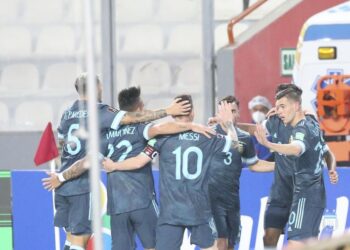 ARGENTINA CERRÓ EL AÑO CON UN TRIUNFO SOBRE PERÚ EN LIMA