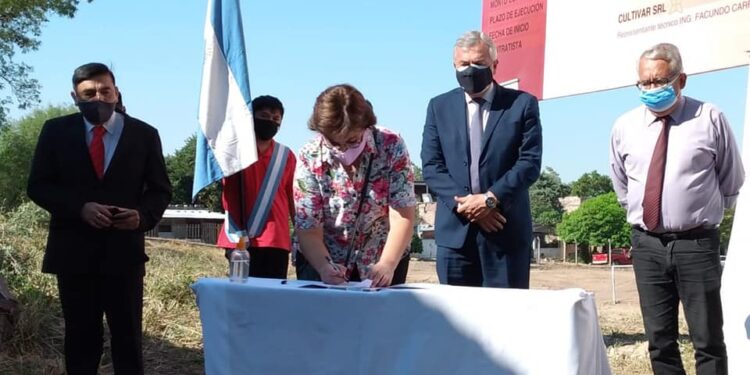 FIRMARON EL ACTA DE INICIO DE OBRAS PARA LA CONSTRUCCIÓN DE LA ESCUELA N° 52 EN SAN PEDRO
