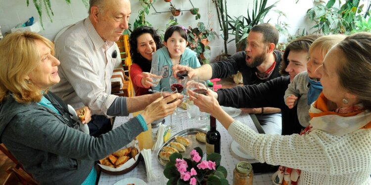 SE PERMITE REUNIONES SOCIALES HASTA 20 PERSONAS