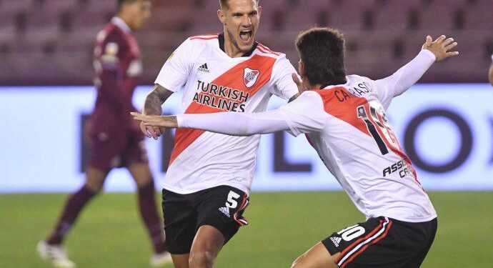 River pasó por encima a Lanús y se prendió en la pelea