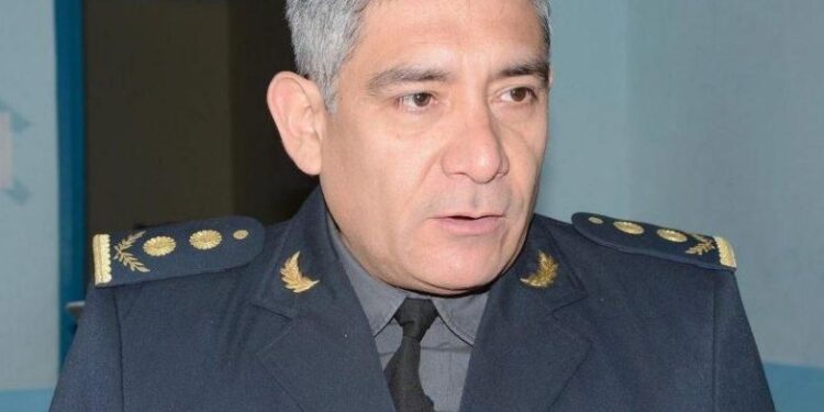 Como medida de prevención personal policial solicita carnet de vacunación en la vía pública