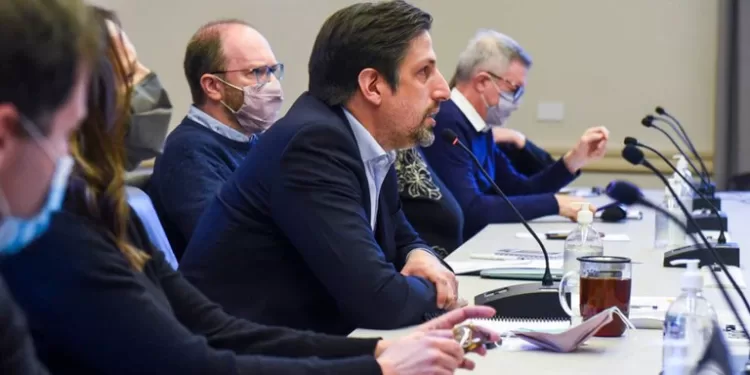 El Gobierno reducirá a 90 centímetros el distanciamiento en las aulas para avanzar hacia la presencialidad plena