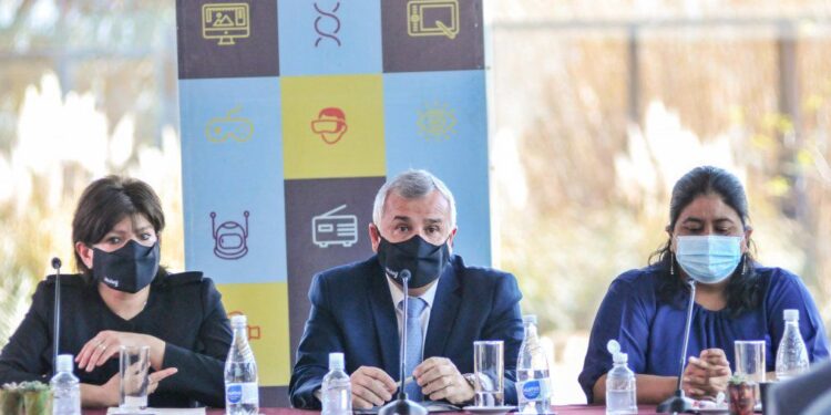 Emprendedoras y emprendedores, ex recuperadores de los basurales, reciben fondos de parte del Gobierno provincial