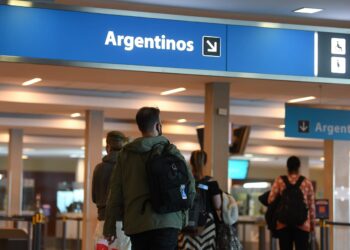 Los argentinos vacunados con dos dosis ya no tienen que hacer cuarentena para ingresar al país