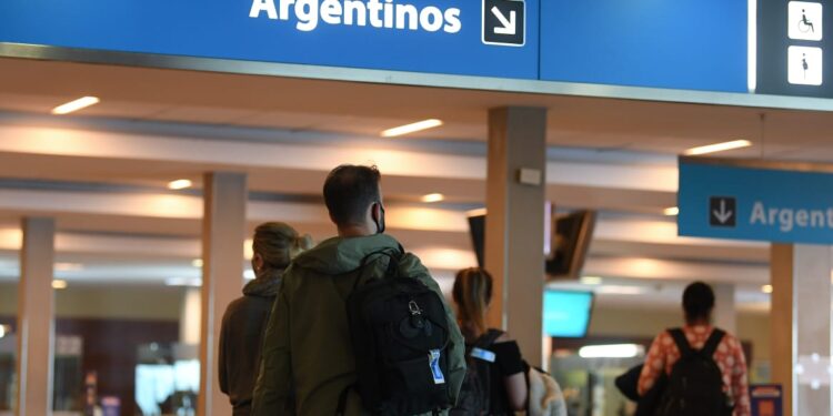 Los argentinos vacunados con dos dosis ya no tienen que hacer cuarentena para ingresar al país