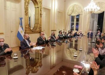 Te contamos los detalles del aumento del salario mínimo que oficializó el Gobierno