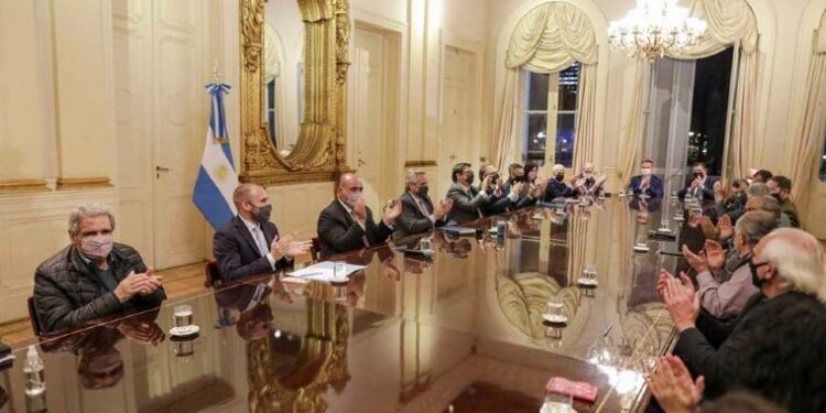 Te contamos los detalles del aumento del salario mínimo que oficializó el Gobierno