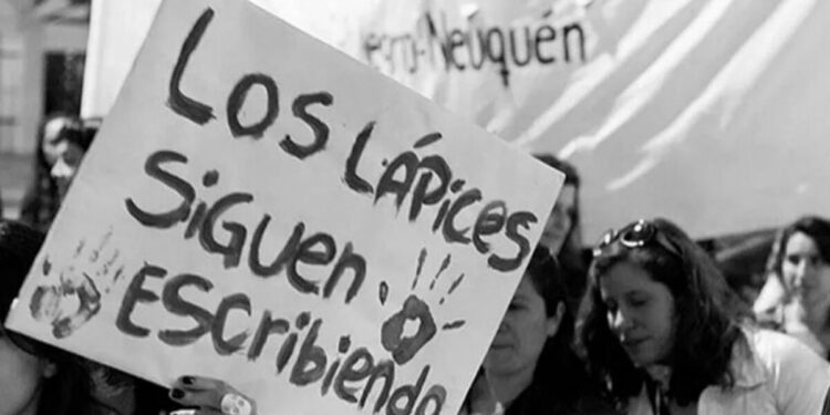 A pesar de la noche y a 45 años, los lápices siguen escribiendo