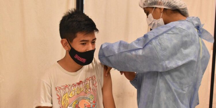 Más de 3 mil adolescentes de 12 a 17 años sin factores de riesgo ya tienen primera dosis