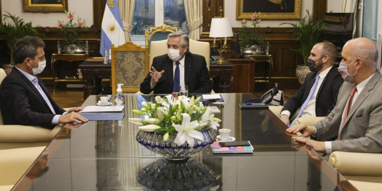 Alberto Fernández busca un acuerdo con la oposición para enfrentar al FMI