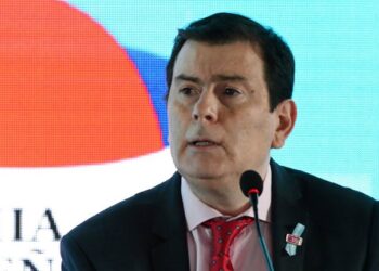 A un mes de las elecciones, el gobernador de Santiago del Estero anunció un bono de $90.000 para estatales y un aumento del 57%