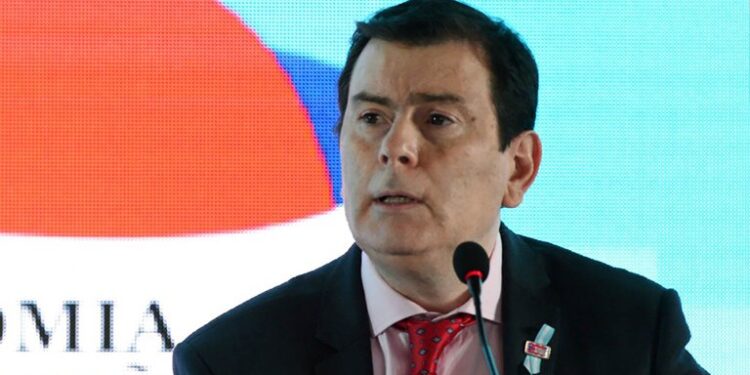 A un mes de las elecciones, el gobernador de Santiago del Estero anunció un bono de $90.000 para estatales y un aumento del 57%