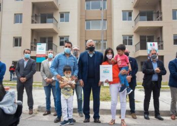 Morales entregó 16 viviendas de Torres del Alto