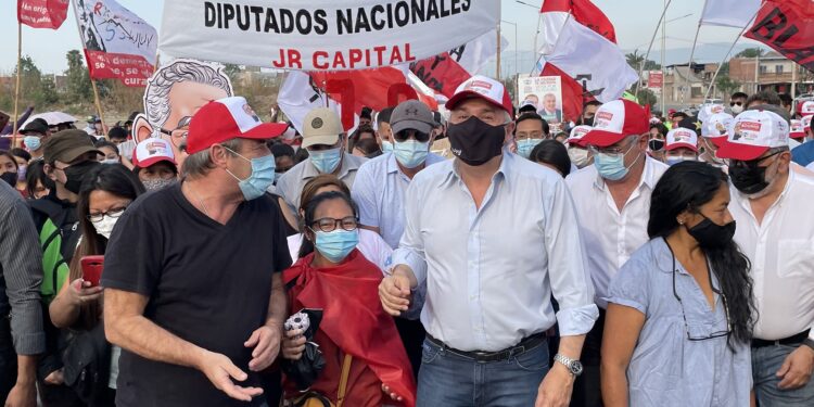 Alberto Bernis: “pedimos que voten a la lista 502, porque tenemos un proyecto, tenemos una idea hacia el futuro, hay un Jujuy, como dice el gobernador, que no se arrodilla, un Jujuy que genera recursos propios”
