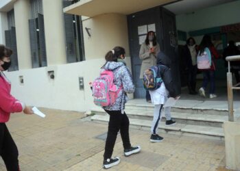 Buenos Aires apuesta no aislar en burbujas casos sospechosos y a retirar el barbijo como medida en las escuelas