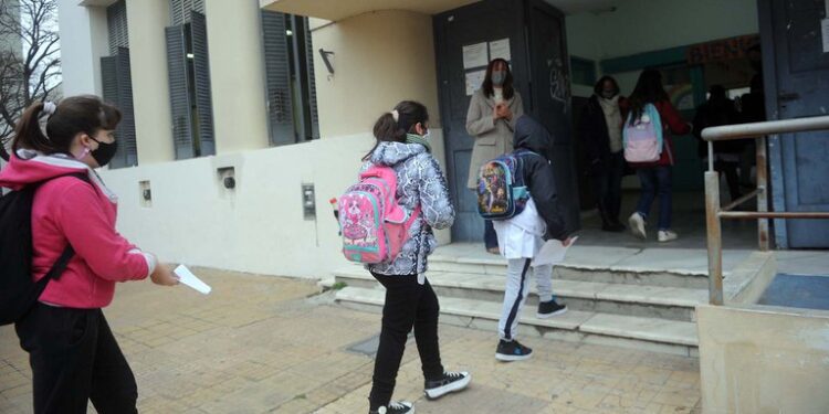 Buenos Aires apuesta no aislar en burbujas casos sospechosos y a retirar el barbijo como medida en las escuelas