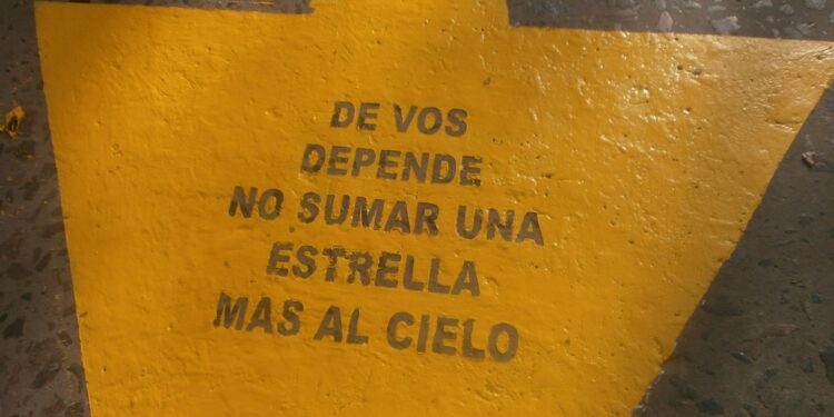 Monolito en homenaje a las víctimas de accidentes de tránsito en San Pedro