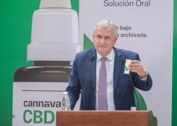 Morales entregó el primer lote de aceite de cannabis medicinal producido en Jujuy y el país