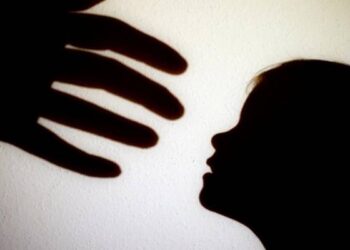 Sometió sexualmente en el baño, a la hermanita menor de su novia, y fue condenado a 7 años de prisión