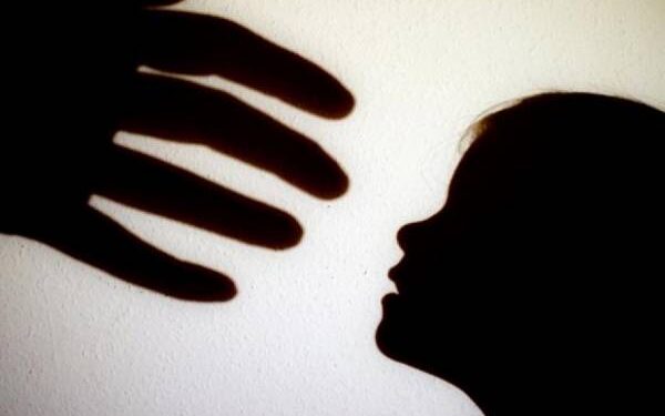 Sometió sexualmente en el baño, a la hermanita menor de su novia, y fue condenado a 7 años de prisión