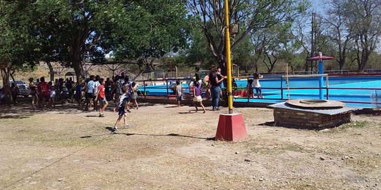 Sol a pleno y diversión en familia en la inaguración de Jaque