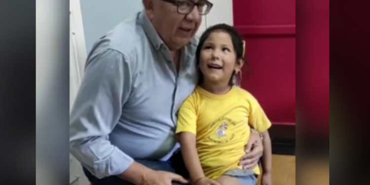 Niña visita al Intendente y vídeo se hace viral