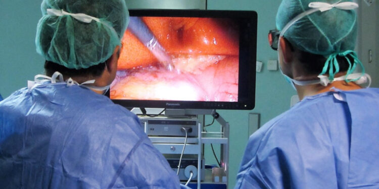 Una beba de 3 meses con una anomalía pulmonar fue intervenida a través del sistema video laparoscopica en el Materno Infantil