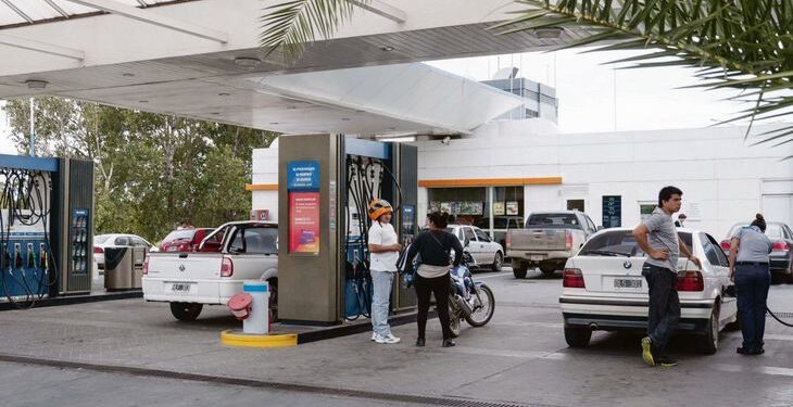 Estacioneros evalúan cierre de surtidores por atraso de precios, desabastecimiento y altas paritarias