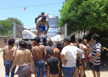Repartieron agua a vecinos de San Pedro