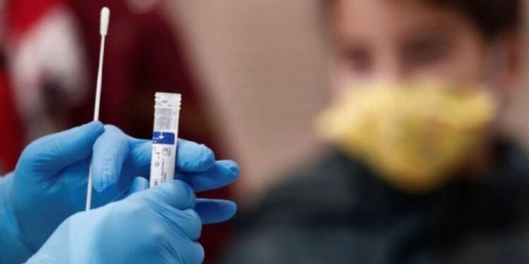 «Solo se testeará a personas son síntomas”