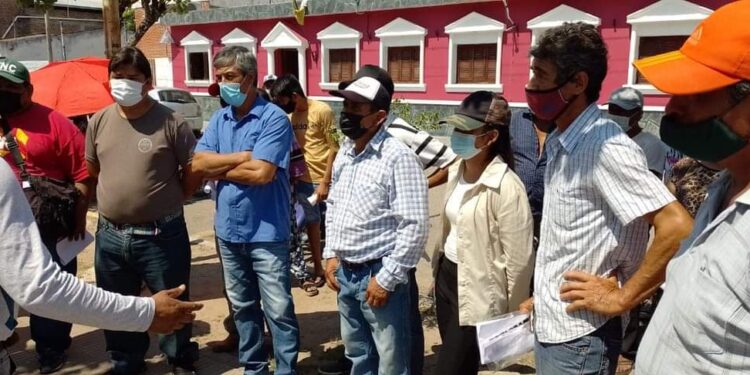 Entrega de semillas a pequeños y medianos productores de Fraile Pintado