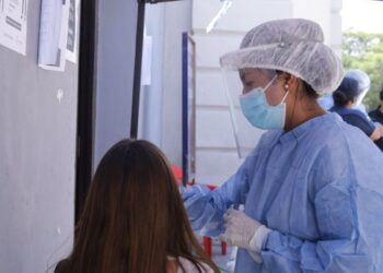 El testeo se realiza solo a personas sintomáticas sin nexo epidemiológico