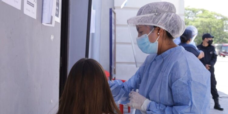 El testeo se realiza solo a personas sintomáticas sin nexo epidemiológico