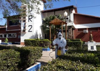 Desinfectan comisarías y entregan insumos