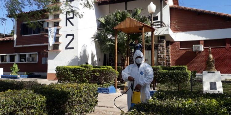 Desinfectan comisarías y entregan insumos