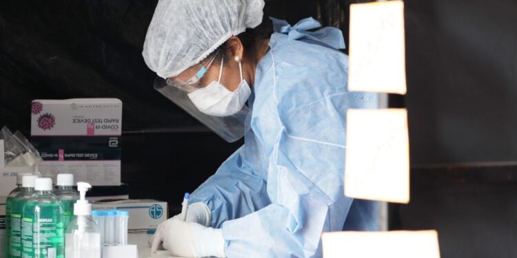 Personas sintomáticas, casos positivos y contactos estrechos: ¿cómo actuar?