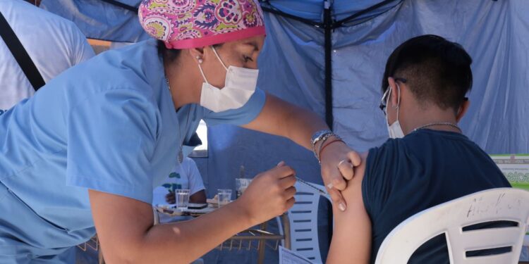 Covid-19: Reiteran que la aplicación de la tercera dosis debe realizarse a los 90 días minimamente