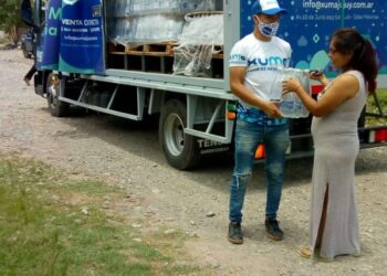 Tras el corte en el servicio, barrios de El Carmen recibieron provisión de agua embotellada Xuma.