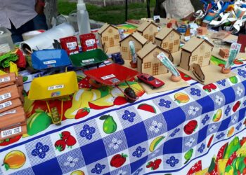 Se realizó la Feria de Alasitas en el Paseo Manos Periqueñas