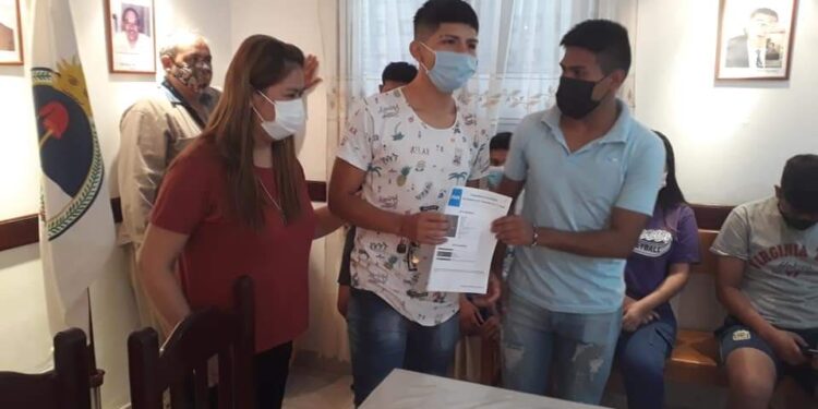 Jóvenes de Fraile Pintado recibieron la beca Progresar