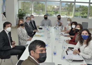 Funcionarios y gremios de educación comenzaron el diálogo para la mejora salarial