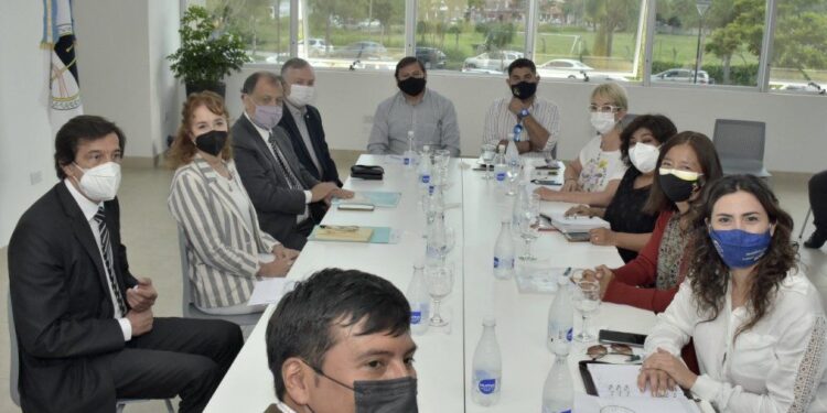 Funcionarios y gremios de educación comenzaron el diálogo para la mejora salarial