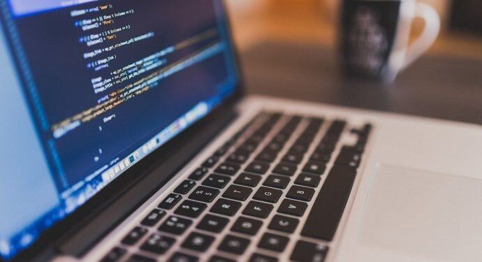 Becas para programación: un sector que paga $130.000 por mes