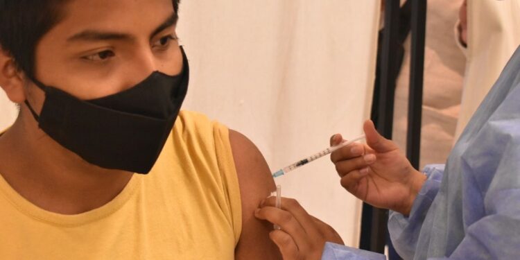 La tercera dosis se aplica a toda persona desde los 12 años en adelante