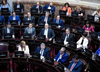 Avanza el debate sobre el acuerdo con el Fondo, que se votaría a medianoche