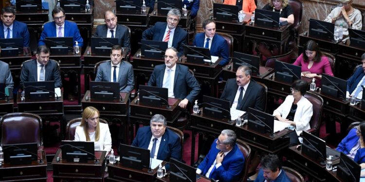 Avanza el debate sobre el acuerdo con el Fondo, que se votaría a medianoche